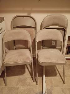 lot 1616 image: 4 Folding Chairs.  Nice  Padded