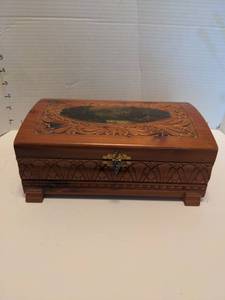 lot 1708 image: Art deco cedar box with feet