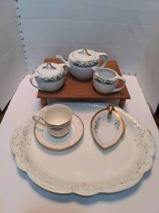 lot 1724 image: Mixed Floral Tea Service Set