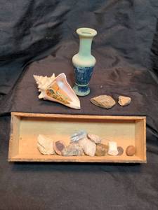 lot 1728 image: Shell, small vase and Mineral Specimens