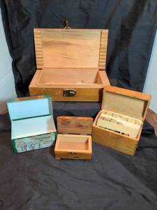 lot 1735 image: Wood Box Collection