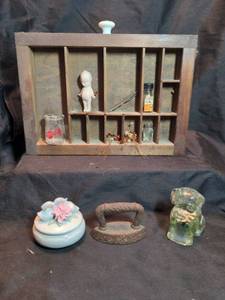 lot 1736 image: Decorative Shadow box drawer with trinkets