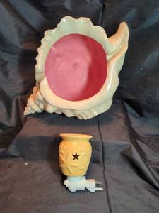 lot 1746 image: Conch Shell planter & Starfish Night Light