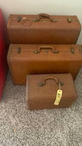 lot 1818 image: Vintage Samsonite 3 piece luggage set 18x21 and smaller