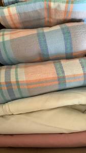 lot 1822 image: Full flannel sheet set and misc sheets
