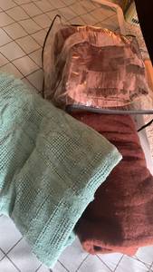 lot 1823 image: Blankets