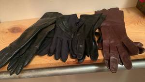 lot 1907 image: Ladies gloves