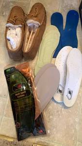 lot 1915 image: Mens moccasins 13 and inner soles