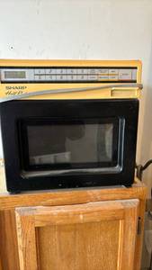 lot 2006 image: Sharp Half Pint Microwave Oven