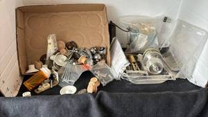 lot 2117 image: Garage Items