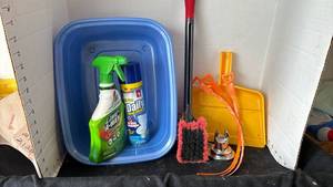 lot 2122 image: Tub of cleaning supplies
