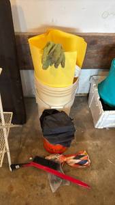 lot 2404 image: Garage Stuff