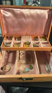 lot 1950 image: Jewelry box with pins, pendants and more