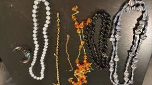 lot 1954 image: Womens jewelry