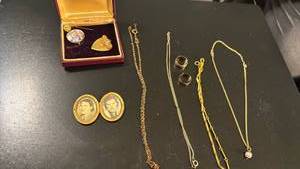 lot 1955 image: Womens jewelry