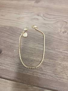 lot 16206 image: Gold Chain Clasp Heart Phone Charm - Retail $0