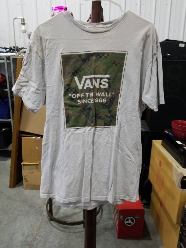 lot 3355 image: Vans Off The Wall Camo Box Logo T-Shirt Size Large
