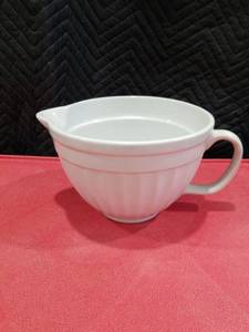 lot 4087 image: CASABLANCA WHITE BAKEWARE BATTER BOWL