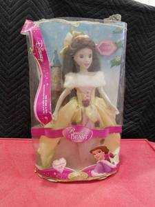 lot 4101 image: Walt Disney Princess Snow White Brass Key Porcelain Collector��s Doll 14��