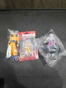 lot 4153 image: Dragon Ball Super Goku Ultra Instinct Action Figure Set