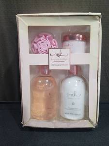 lot 4189 image: Manna Kadar Champagne Infused Bath Gift Set