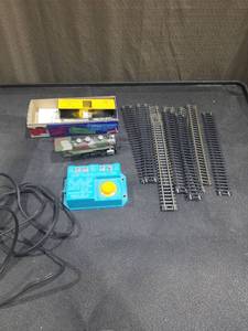 lot 4197 image: LOT OF RANDOM TRAIN ITEMS