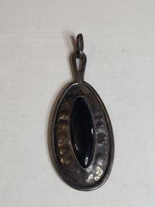 lot 1001 image: Sterling Silver Black Onyx Oval Pendant 22.49g
