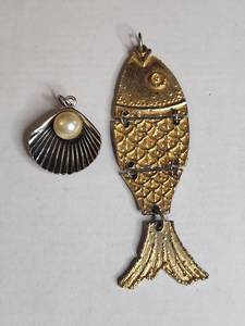 lot 1031 image: Ocean Theme Jewelry Set - Articulated Fish and Pearl Shell Pendants
