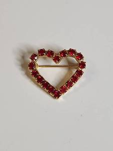 lot 1032 image: Red Heart Brooch
