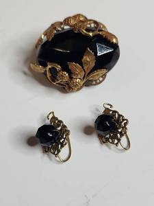lot 1039 image: Black Rhinestone and Gold Filigree Jewelry Set