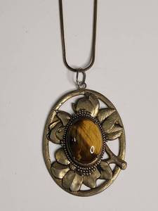 lot 1131 image: Tigers Eye Floral Pendant Necklace