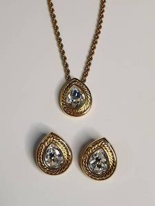 lot 1155 image: Swarovski Crystal Teardrop Jewelry Set with Gold Rope Design
