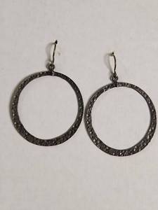 lot 1209 image: Large Hammered Sterling Silver Hoop Earrings Silpada .925 8g