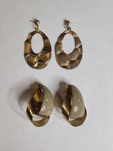lot 1231 image: Gold Tone Geometric Hoop Earrings