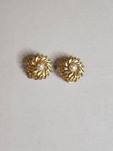lot 1232 image: Lisner Gold Tone Pearl Flower Clip Earrings