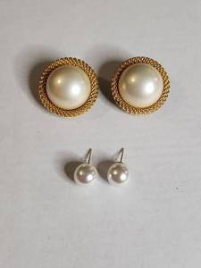 lot 1237 image: Faux Pearl and Gold Tone Earring Set