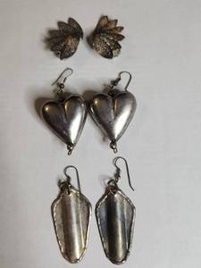 lot 1240 image: Silver Tone Jewelry Set - 3 Pairs of Earrings