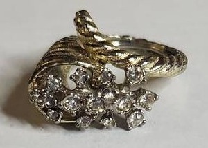 lot 1301 image: Crystal Cluster Twisted Band Ring
