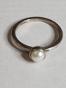 lot 1304 image: .925 Sterling Silver Pearl Solitaire Ring