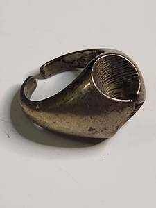 lot 1306 image: Sterling Silver Signet Ring with Etched Design 10g
