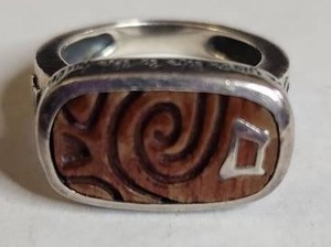 lot 1322 image: Silpada .925 Sterling Silver Ring with Carved Wood Inlay 8g