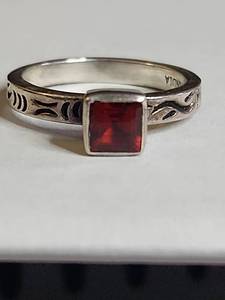 lot 1324 image: Silpada .925 Sterling Silver Garnet Ring with Ornate Band 3g