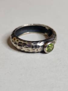 lot 1347 image: Silpada .925 Sterling Silver Hammered Ring with Peridot 5.9g