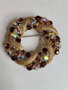 lot 1501 image: Lisner Pin Brooch