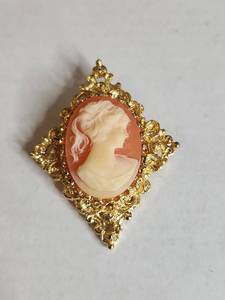 lot 1502 image: Vintage Gerrys Shell Cameo Brooch with Ornate Gold Frame