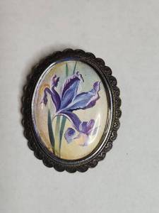 lot 1503 image: Vintage TLM Purple Iris Floral Oval Brooch