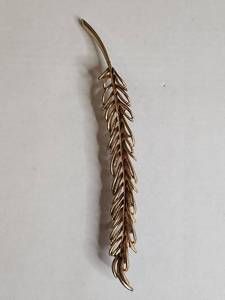 lot 1507 image: Gold Tone Feather Brooch