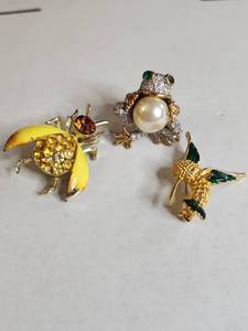 lot 1508 image: Animal Brooch Set - Pearl Frog, Golden Hummingbird & Bumble Bee