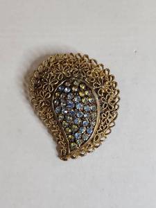lot 1509 image: Gold Filigree Blue Rhinestone Brooch