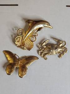 lot 1513 image: Sea Life & Butterfly Gold Tone Brooch Collection